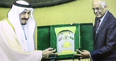 رئيس البرلمان يسلم الملك سلمان درعاً يحمل صورته وعلمي “مصر والسعودية”