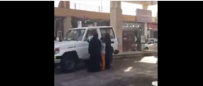 شاهد .. مواطن يوثق بالفيديو حيل المتسولات في شوارع المملكة