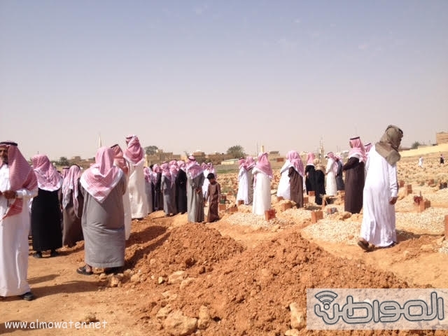 بالصور .. أهالي #رفحاء يشيعون فايد الشمري ضحية مالك الإبل 