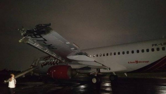 بالفيديو.. تصادم مروع بين طائرتين في مطار بإندونيسيا