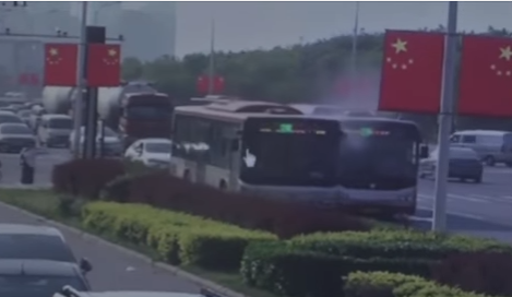 شاهد بالفيديو.. شجار بالحافلات بين سائقين في الصين