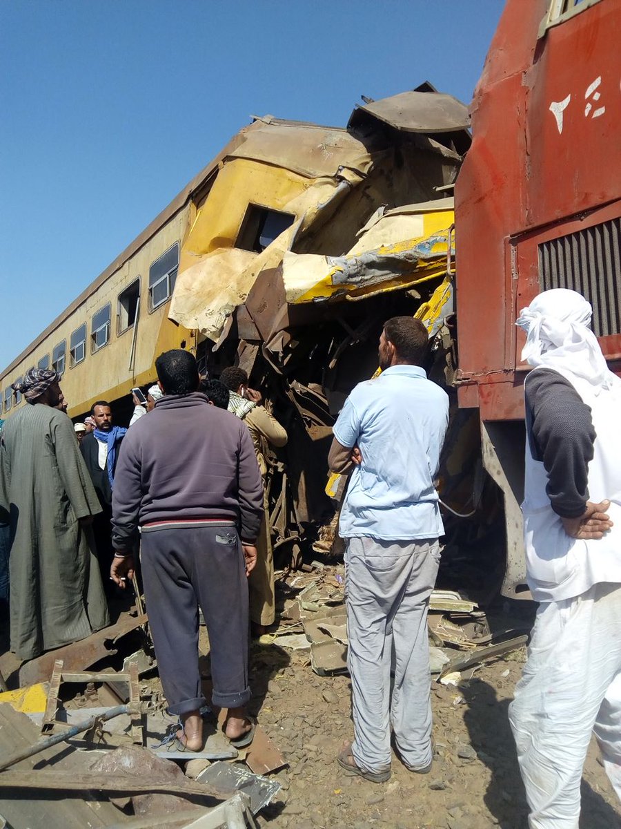 بالصور.. 10 وفيات و15 مصاباً حصيلة تصادم قطارين في مصر والعدد قابل للزيادة