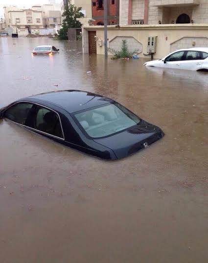 تصرف السعودين مع المطر