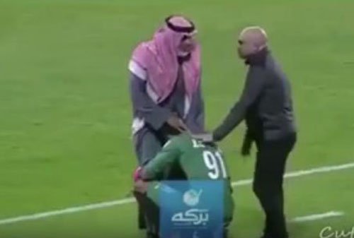 شاهد.. اللاعب الدوسري يقبل قدمي والده