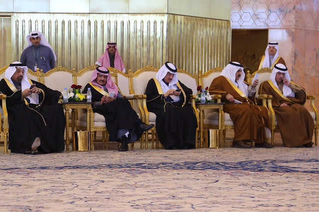 تصفح الجوال يهيمن على انتظار خمسة وزراء في #القمة_الخليجية