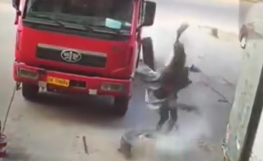 فيديو مُرْعِب.. تطايُر ميكانيكيّ في الهواء بعد انفجار إطار سيارة بوجهه