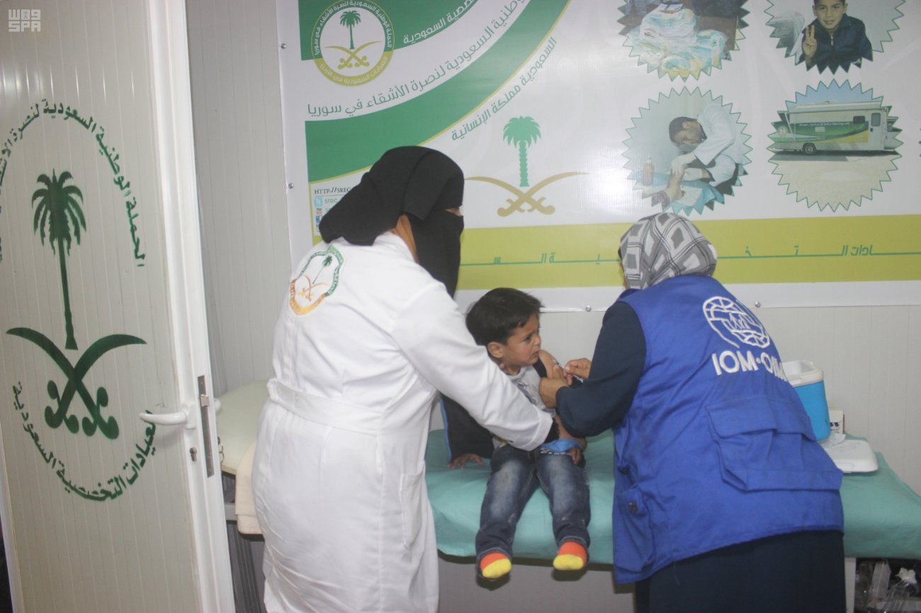 العيادات التخصصية تقدم التطعيمات لـ211 طفلاً سورياً بالزعتري