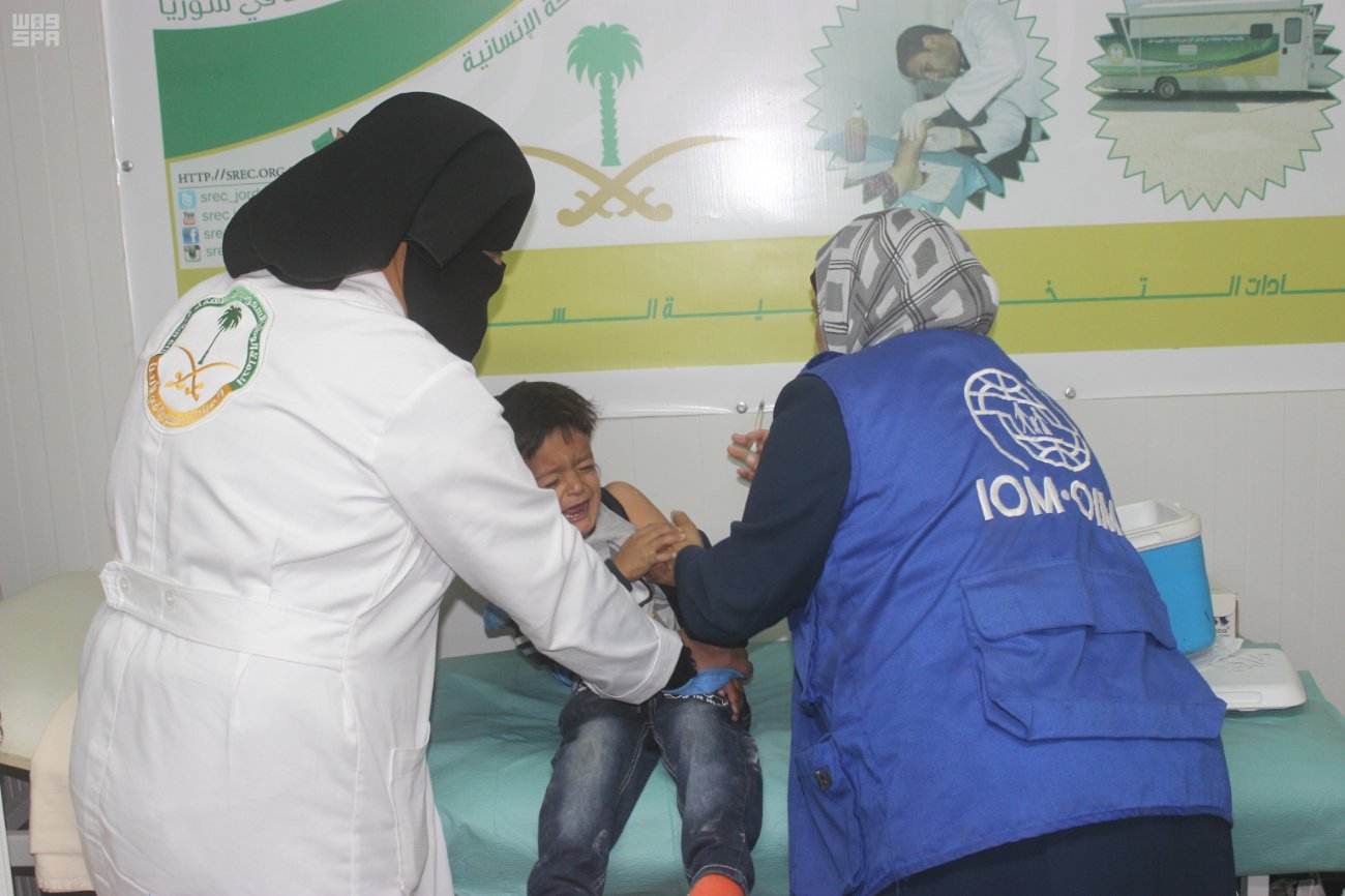 بالصور.. العيادات التخصصية تقدم التطعيم لـ 289 طفلاً سورياً بمخيم الزعتري