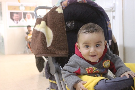 بالصور.. العيادات التخصصية تقدم التطعيم لـِ1156 سورياً بالزعتري