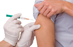 “الصحة” تمدد خدمة التطعيم للقاح الأنفلونزا في المنازل أسبوعين
