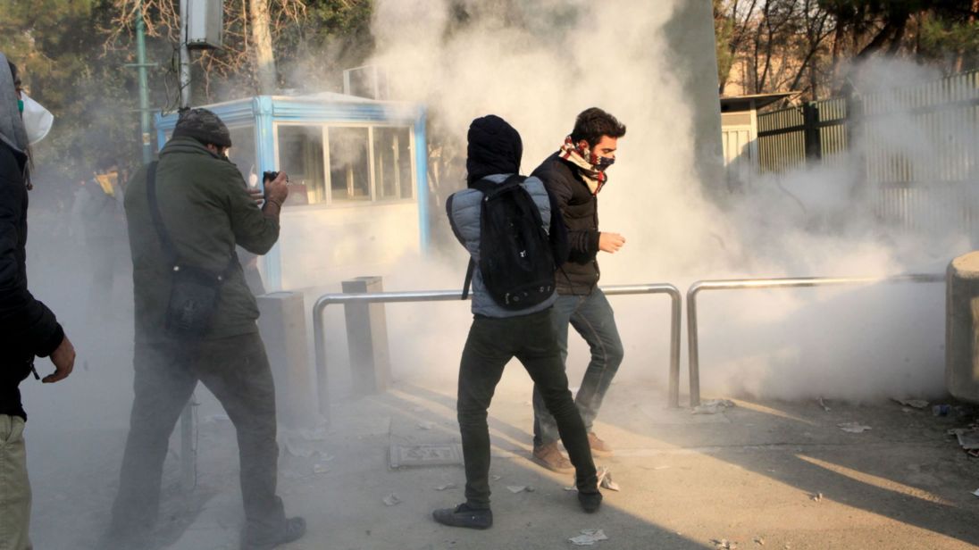 اتساع رقعة الاحتجاجات.. ومحتجون يهاجمون حوزة قرب طهران