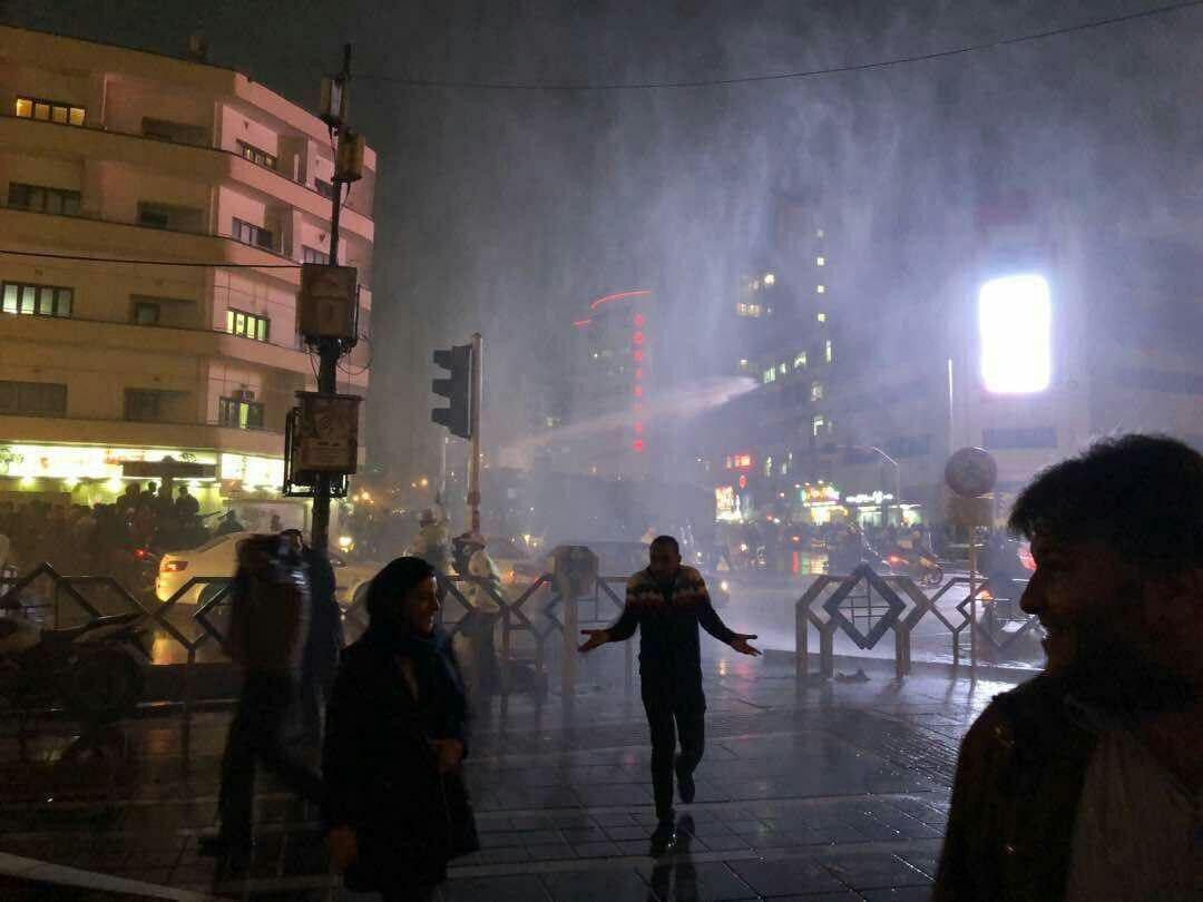 يوم دموي حافل بالاحتجاج والغضب في إيران وروحاني يتنصّل من المسؤولية في محاولات بائسة