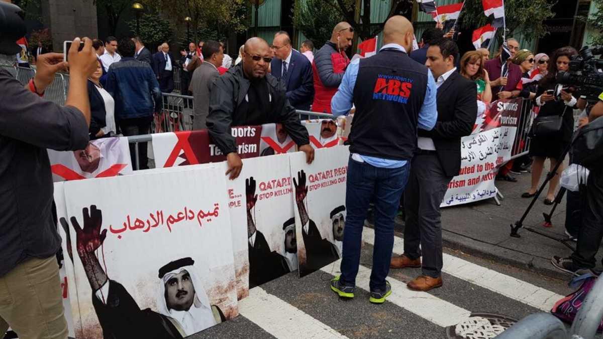 تميم داعم الإرهاب.. تظاهرات غاضبة أمام الأمم المتحدة ضد قطر
