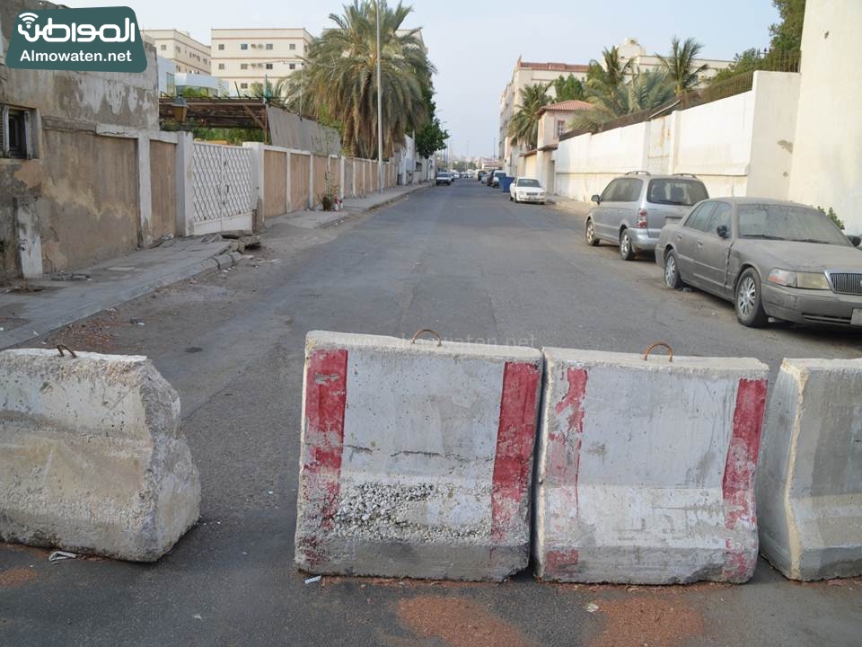 بالصور.. “المواطن” توثق إغلاق شارع بحي الجامعة في جدة بـ”الصبات”