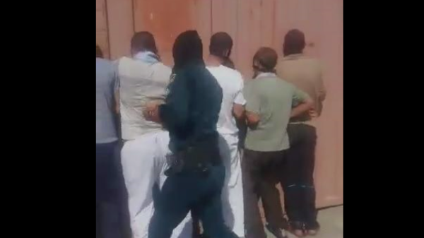 بالفيديو.. الأمن الإيراني يعذب أهوازيين ويجبرهم على العواء