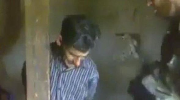 بالفيديو.. عسكري من جيش الأسد يتفنن بتعذيب رجل وزوجته