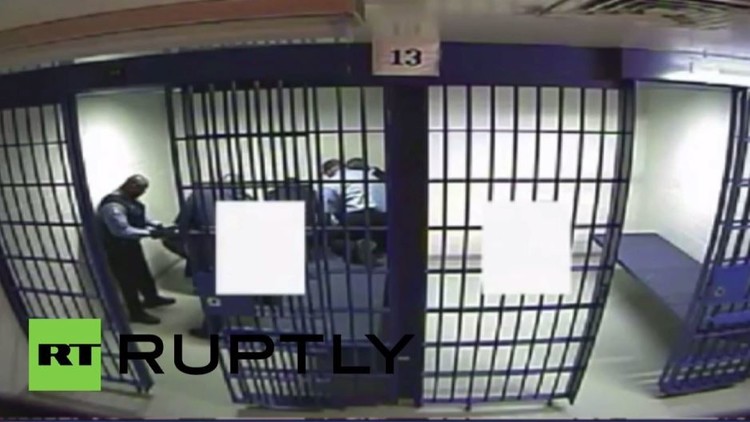 فيديو يكشف تعذيب شرطة شيكاغو لسجين قبل لحظات من وفاته