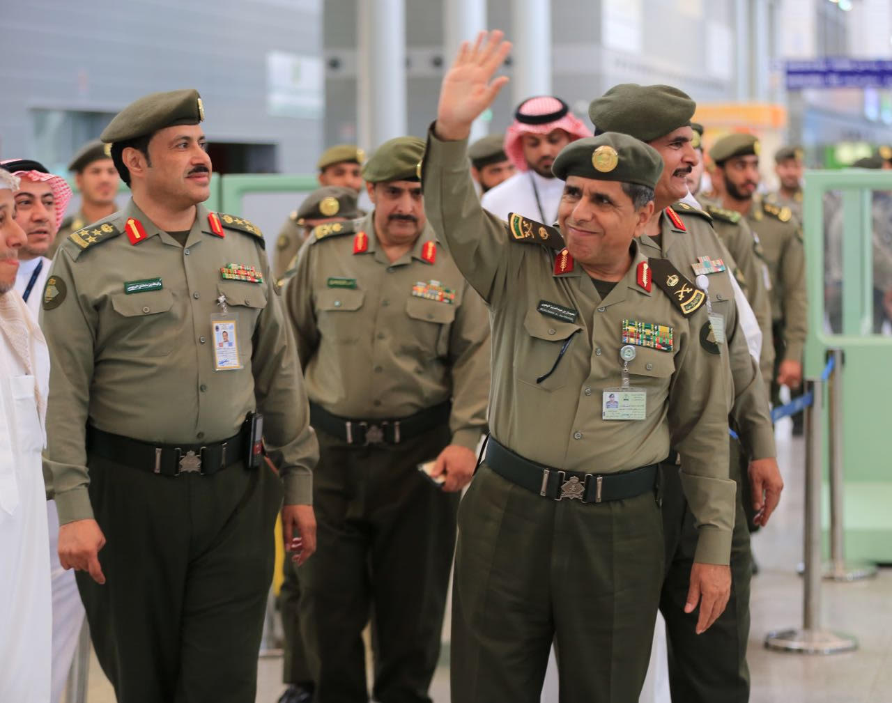 شاهد بالصور جولة لمدير عام الجوازات في صالات الحج بمطار جدة