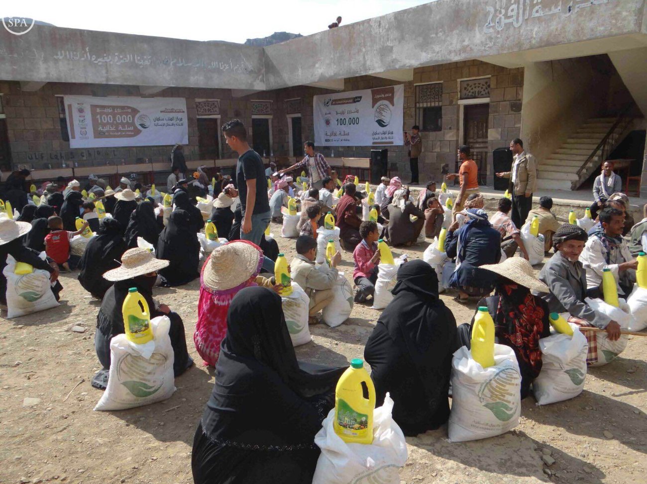 مركزالملك سلمان للإغاثة يشرع في توزيع 4 آلاف سلة غذائية جنوب تعز