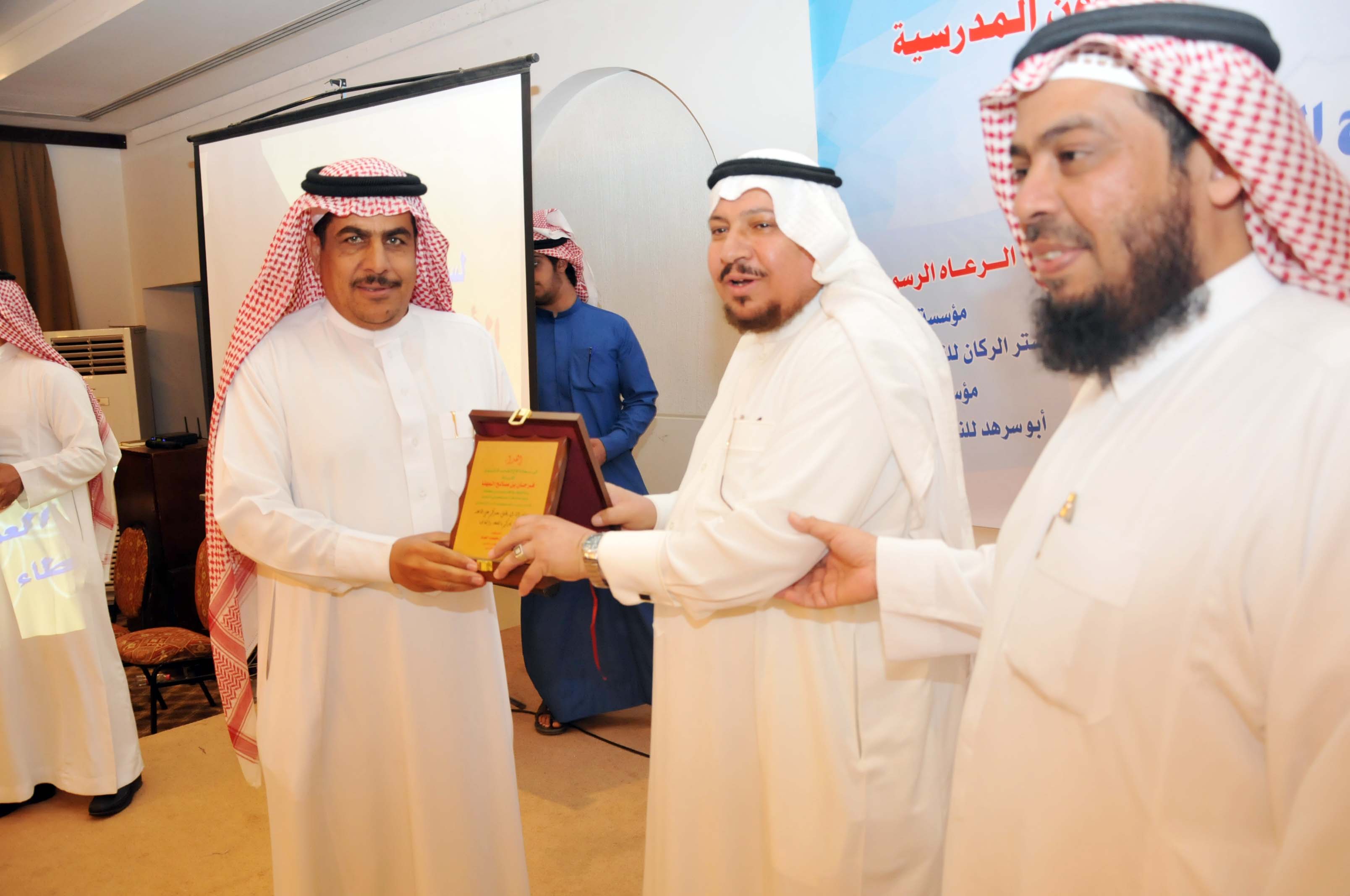 منسوبو “تعليم الجوف” يكرمون زميلهم بمناسبة تقاعده