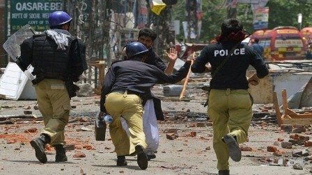 مقتل اثنين وإصابة العشرات في انفجار شمال غرب باكستان
