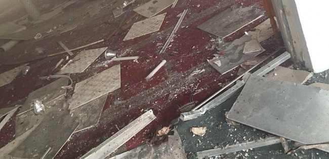 مقطع فيديو يظهر آثار التفجير الإرهابي في مسجد ببلدة القديح