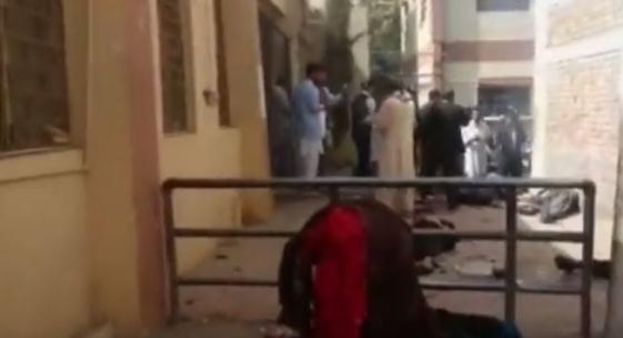 بالفيديو .. تفجير انتحاري يقتل 53 استهدف جنازة في باكستان