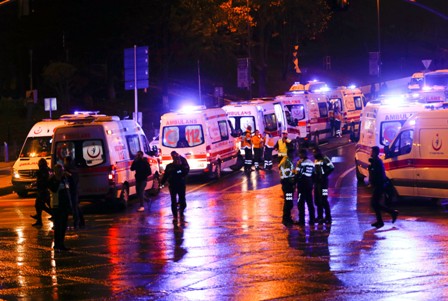 Police and ambulances arrive at the site of an explosion in central Istanbul, Turkey, December 10, 2016. REUTERS/Murad Sezer