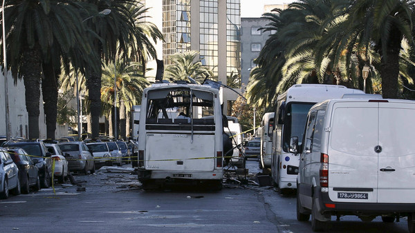 حزام ناسف وراء التفجير الإرهابي لحافلة الحرس الرئاسي في #تونس