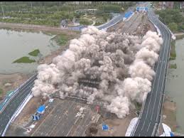 شاهد.. لحظة تفجير جسر قديم في الصين