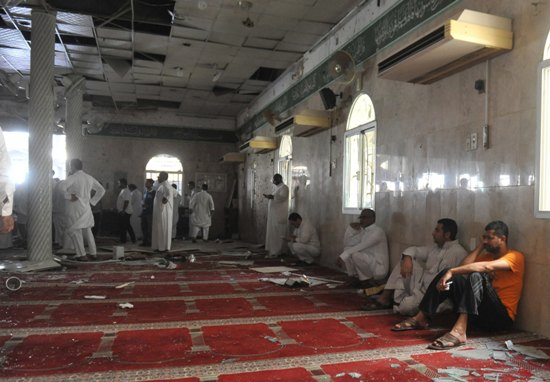 السعوديون سنة وشيعة بعد #تفجير_مسجد_القديح : دماؤنا واحدة ووطننا واحد