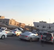 بالفيديو.. انقلاب سيارة “مُفحِّط” يدمر سيارات المتجمهرين