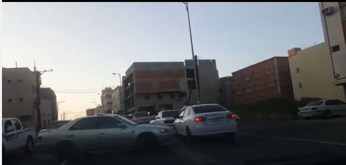 بالفيديو.. مُفحّطون يغلقون أحد شوارع أبها ويزعجون سكانه