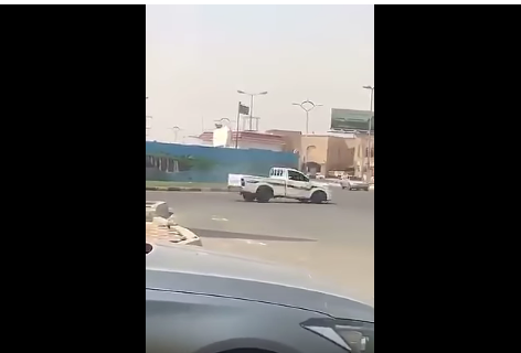 شاهد.. مفحط يعرض حياة المارة للخطر في المدينة فنال عقابه