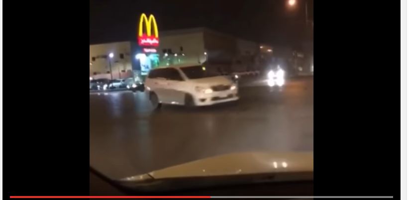 بالفيديو.. هروب مُفحِط داهمته دورية في #الرياض