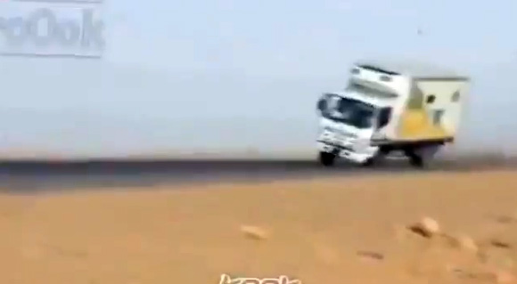 بالفيديو.. سعوديان يفحطان بشاحنة أغذية مسروقة في تبوك