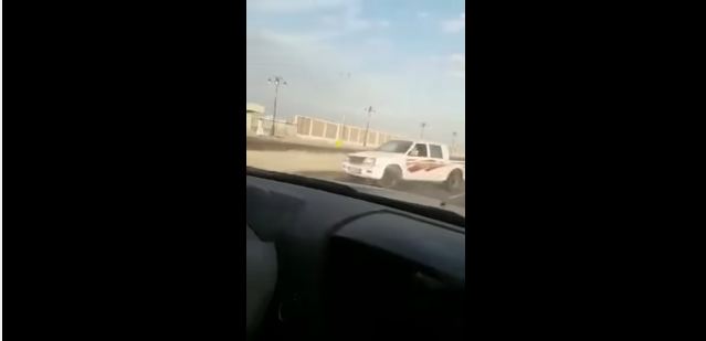 بالفيديو.. مفحط يُكافئ أصدقاءه بإشعال النار في سيارتهم