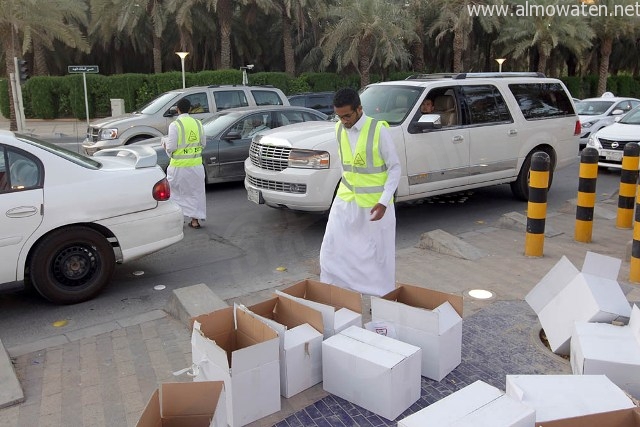 بالصور .. همة الشباب تقاوم حرارة الأجواء بتوزيع وجبات الإفطار