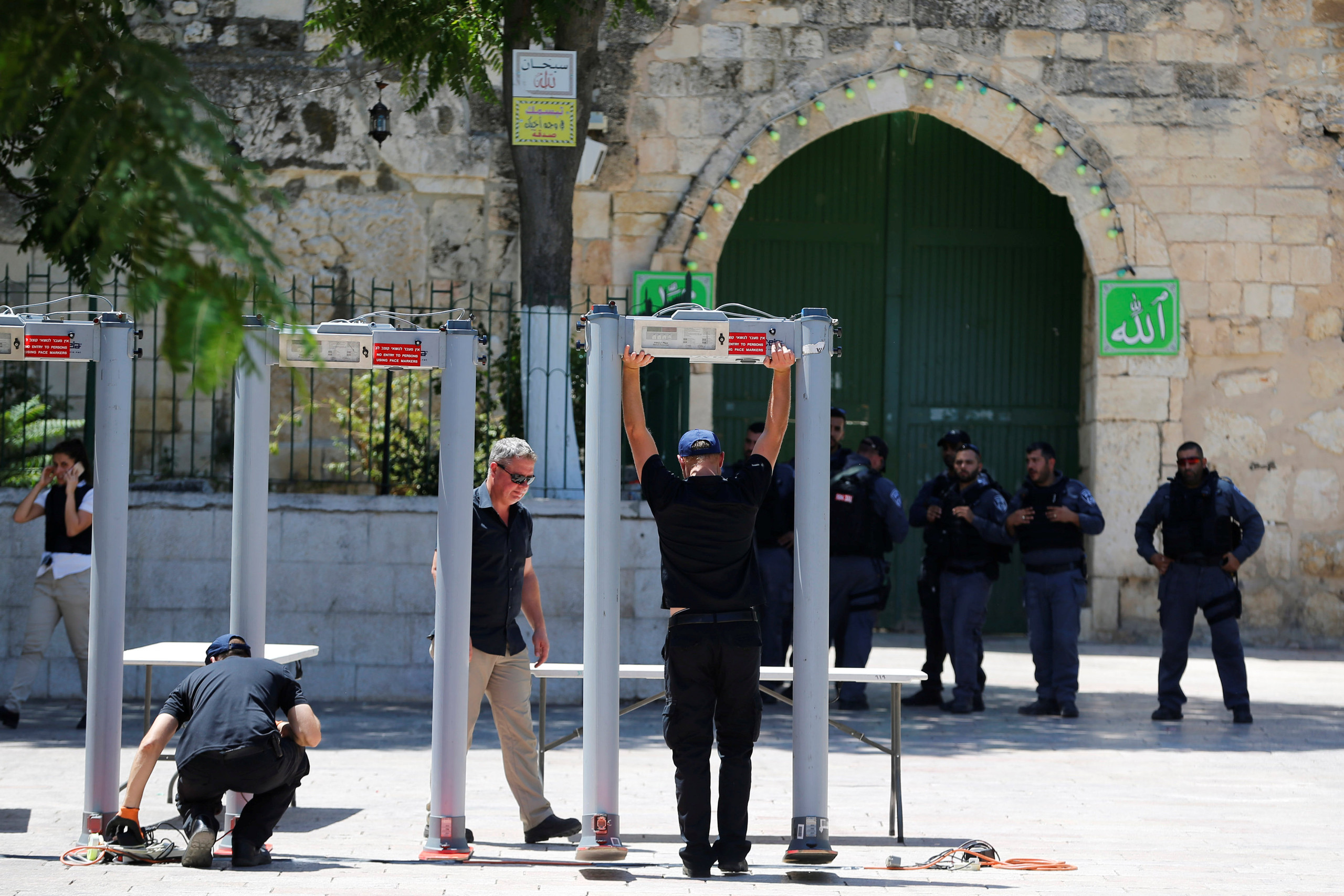 إسرائيل تجمّد دخول الفلسطينيين إلى الأقصى وتشدّد الإجراءات ضدّهم