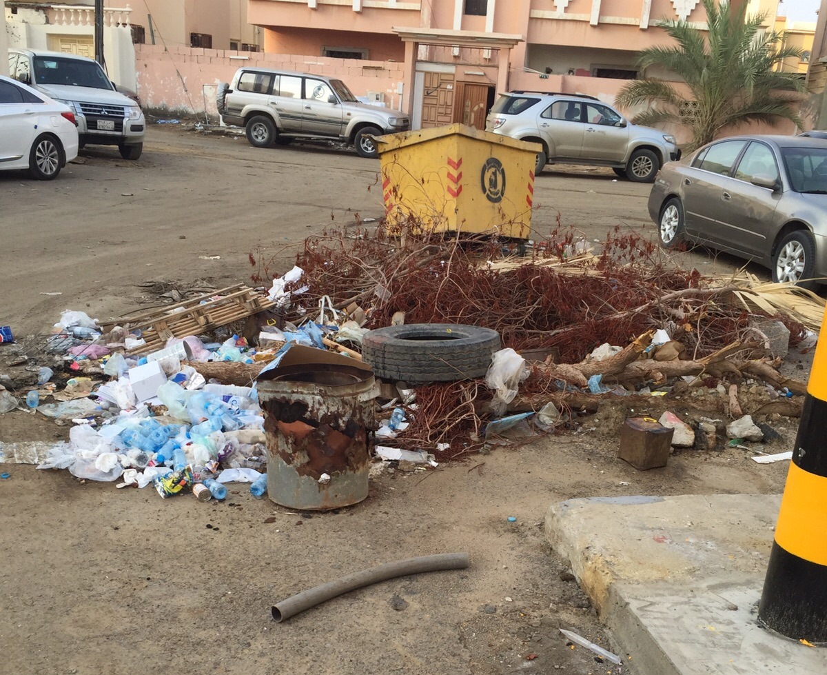 بالصور.. تكدس النفايات في شوارع أحياء الجبل والمطار بـ #جازان