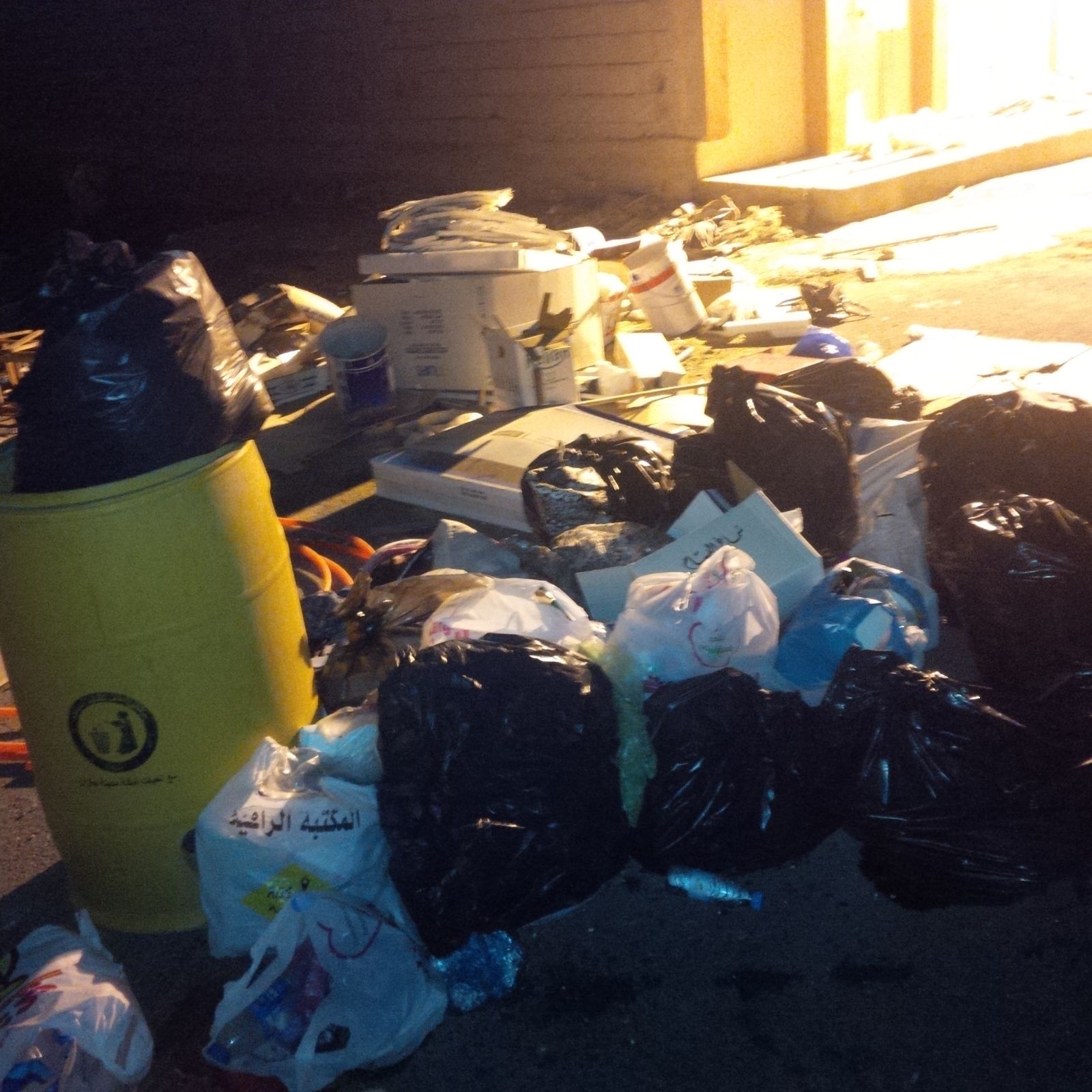 بالصور.. عيد #جازان بين النفايات المتكدسة.. والمسؤولون في إجازة
