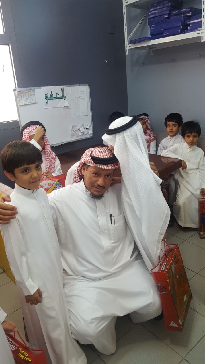 بالصور.. أولياء أمور يهدون معلم أبنائهم الإقامة في شاليه