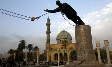 بالفيديو.. محطم تمثال صدام حسين نادماً: عدنا للقرون الوسطى