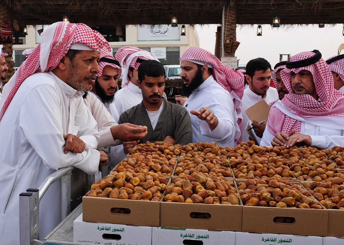 بالصور.. مجلة أميركية تتغنى بمهرجان التمور في عنيزة