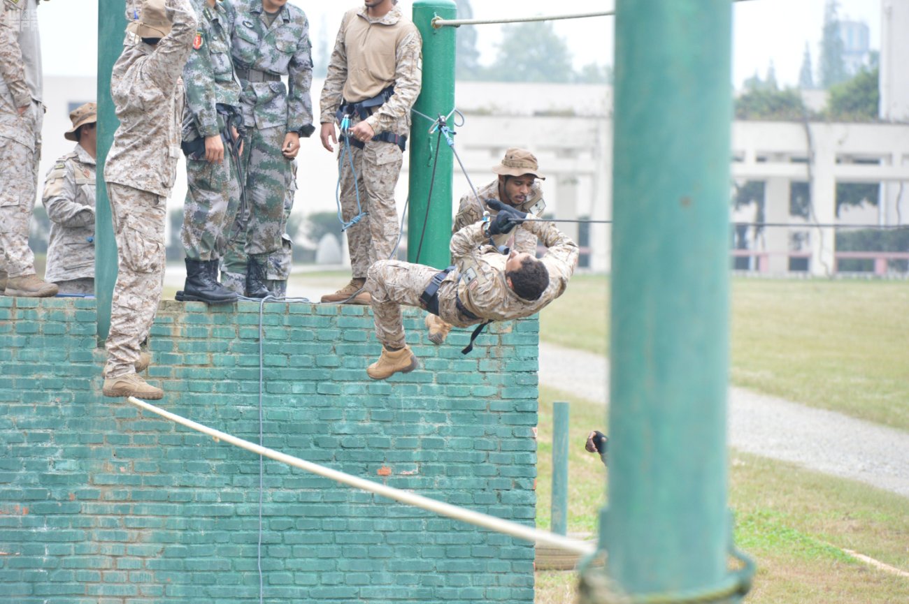 شاهد بالصور.. تمرين تعايش بين القوات البرية والجيش الصيني