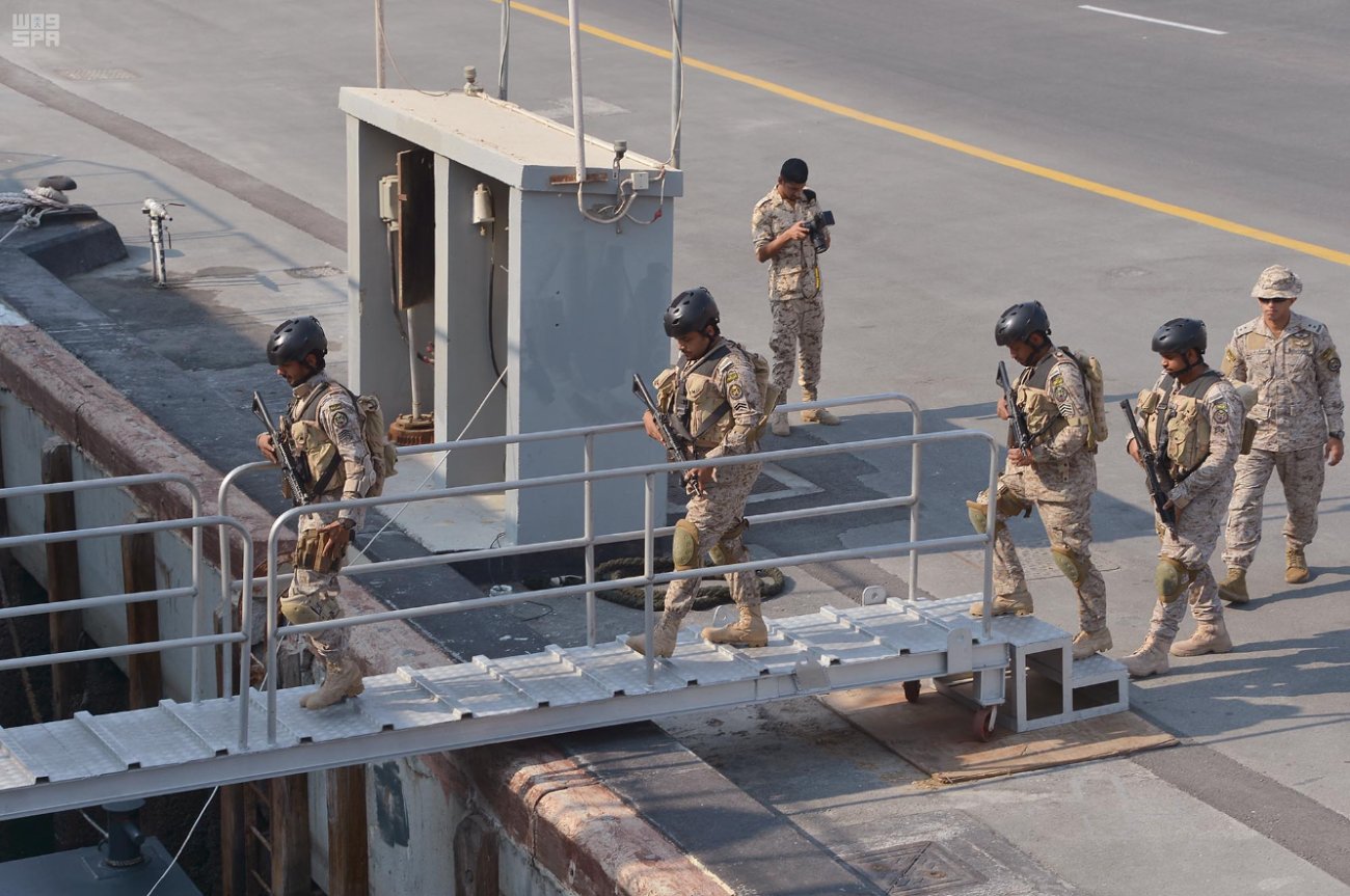 صور.. “جسر 17” البحري للقوات السّعودية والبحرينية يختتم مناوراته باستخدام الذخيرة الحيّة