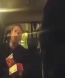 شاهد.. عنصريّ يهاجم سائق تاكسي بإنجلترا: اذهب إلى سوريا وإلا سأحرقك الليلة!