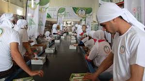 مركز الملك سلمان للإغاثة يواصل توزيع وجبات إفطار الصائم على السوريين في لبنان
