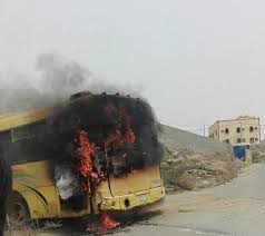 بالصور.. حريق يلتهم حافلة نقل طلاب في جازان