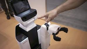 بالصور.. تويوتا تعرض روبوتاً لمساعدة الأشخاص المعاقين
